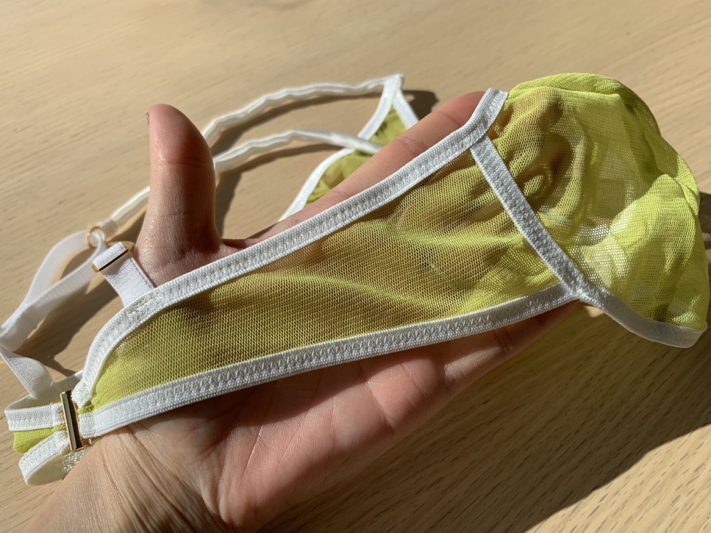 ストレッチチュールが全体に使用されている