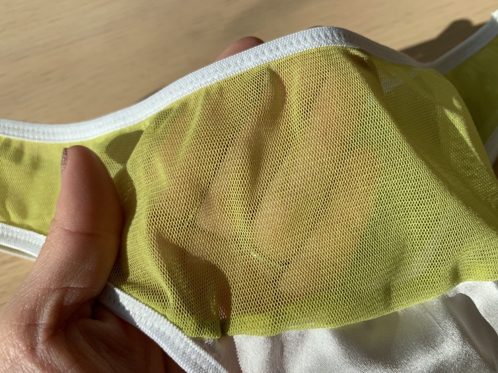 透け感のあるフロント部分