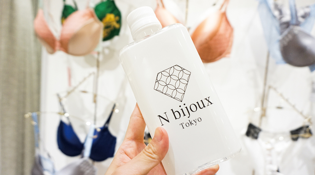 ブランドロゴ入りのペットボトル(非売品)は、店頭でお客さまにお渡ししている